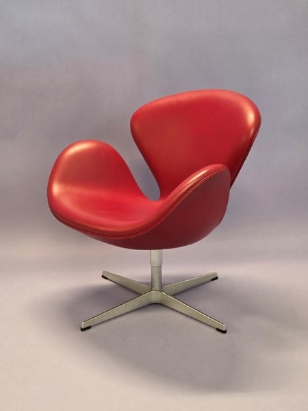 Fritz Hansen Swan nojatuoli, Arne Jacobsen, punainen nahka