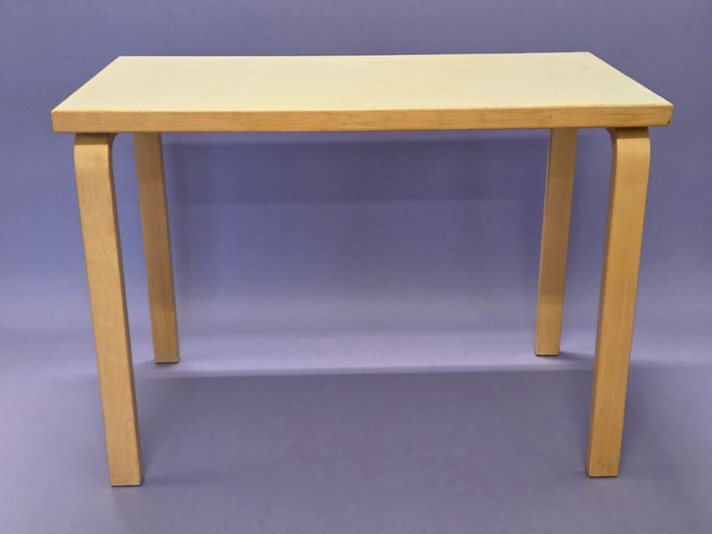 Artek p&ouml;yt&auml;, Alvar Aalto, kermanvalkoinen linoleumi